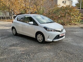2015 Toyota Vitz III (XP130) Рестайлинг, белый, 1000000 рублей, вид 5