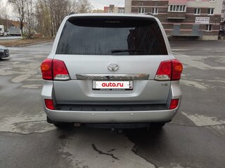 2013 Toyota Land Cruiser 200 Series Рестайлинг 1, серебристый, 4050000 рублей, вид 3