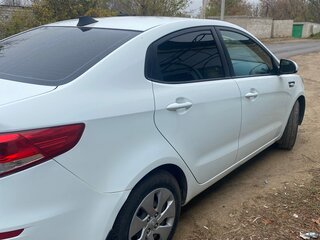 2017 Kia Rio III Рестайлинг, белый, 750000 рублей, вид 3