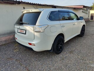 2013 Mitsubishi Outlander PHEV III, белый, 1600000 рублей, вид 5