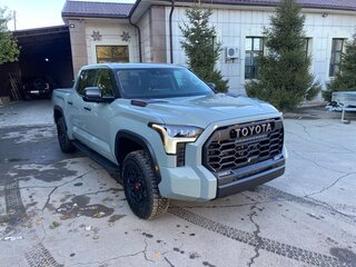 2022 Toyota Tundra CrewMax III, серый, 8650000 рублей, вид 4