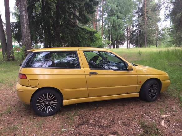 1999 Alfa Romeo 145 I Рестайлинг, жёлтый - вид 2