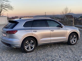 2019 Volkswagen Touareg III, серебристый, 4600000 рублей, вид 3