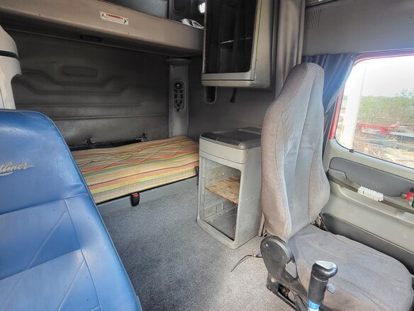 2002 Freightliner Columbia, красный, 1450000 рублей - вид 4