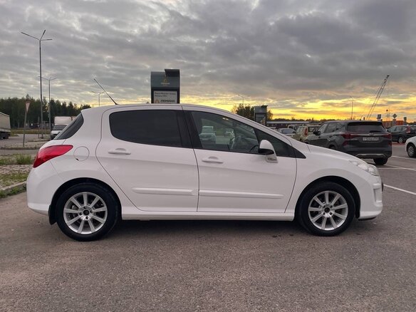 2010 Peugeot 308 I, белый - вид 2