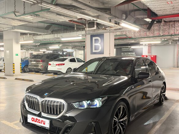 2023 BMW 5 серии 530i xDrive VIII (G60/G61/G68), серый, 7300000 рублей - вид 3