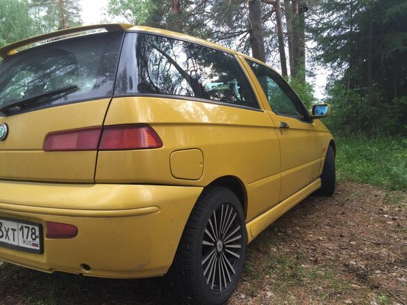 1999 Alfa Romeo 145 I Рестайлинг, жёлтый