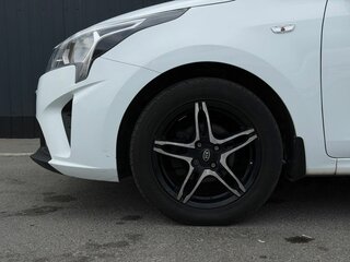 2020 Kia Rio IV Рестайлинг, белый, 1575000 рублей, вид 5