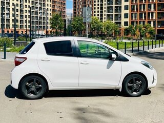 2019 Toyota Vitz III (XP130) Рестайлинг 2, белый, 899000 рублей, вид 3