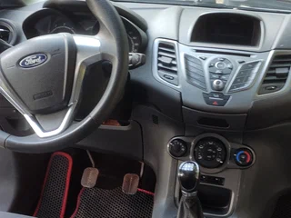 2017 Ford Fiesta Mk6 Рестайлинг, белый, 580000 рублей, вид 1