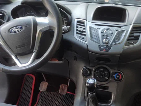 2017 Ford Fiesta Mk6 Рестайлинг, белый, 580000 рублей, вид 1