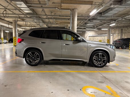2024 BMW X1 20i xDrive III (U11/U12), серый, 5300000 рублей, вид 3