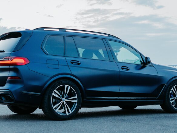 2020 BMW X7 40i I (G07), синий, 8300000 рублей - вид 3