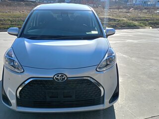 2020 Toyota Sienta II Рестайлинг, серебристый, 1695000 рублей, вид 2
