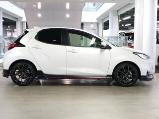 2020 Toyota Yaris IV, белый, 1100000 рублей, вид 3