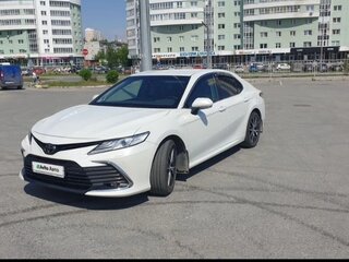 2022 Toyota Camry VIII (XV70) Рестайлинг, белый, 4000000 рублей, вид 2