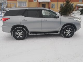2018 Toyota Fortuner II, серебристый, 3800000 рублей, вид 2