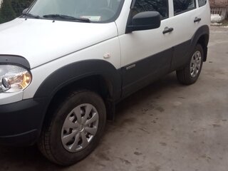 2017 Chevrolet Niva I Рестайлинг, белый, 950000 рублей, вид 4