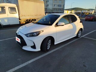2021 Toyota Yaris IV, белый, 1250000 рублей, вид 1