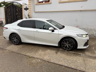 2021 Toyota Camry VIII (XV70) Рестайлинг, белый, 2350000 рублей, вид 2