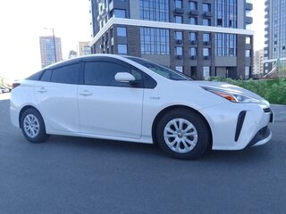 2019 Toyota Prius IV Рестайлинг (XW50), белый, 1850000 рублей, вид 2