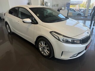 2018 Kia Cerato III Рестайлинг (Classic), белый, 1689000 рублей, вид 3