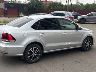 2016 Volkswagen Polo V Рестайлинг, серебристый, 900000 рублей, вид 4