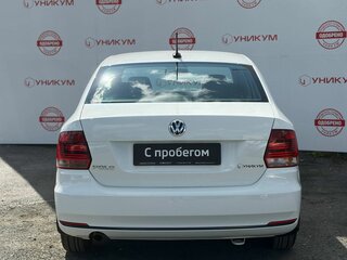 2017 Volkswagen Polo V Рестайлинг, белый, 819000 рублей, вид 4