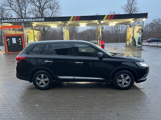 2016 Mitsubishi Outlander III Рестайлинг 2, чёрный, 2100000 рублей, вид 3