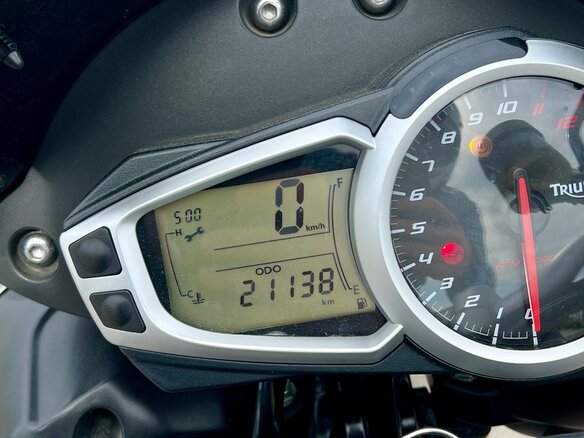 2015 Triumph Speed Triple, чёрный - вид 14