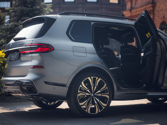 2022 BMW X7 M60i I (G07) Рестайлинг, серый - вид 4
