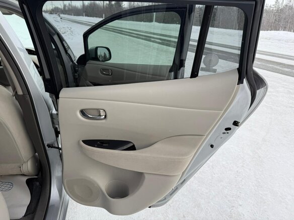 2011 Nissan Leaf (EM61) I (ZE0/AZE0), серый, 625000 рублей - вид 12