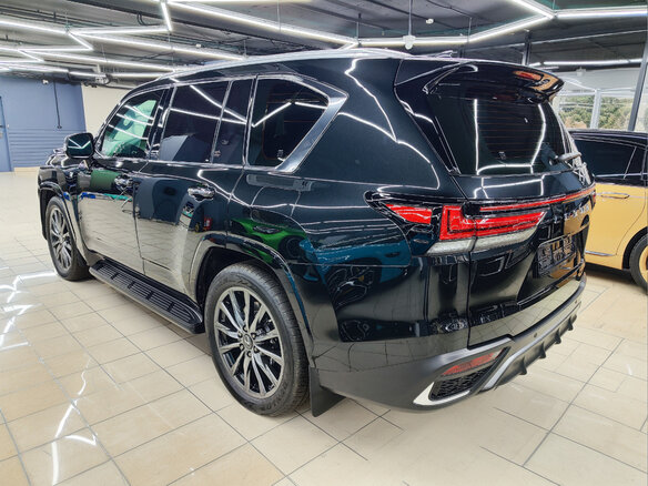 2022 Lexus LX 600 IV, чёрный - вид 3