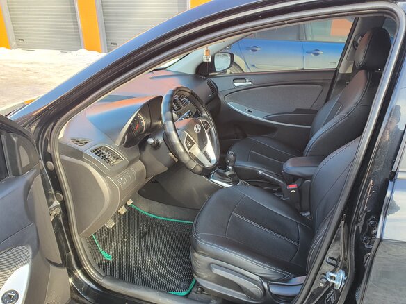 2013 Hyundai Solaris I, чёрный, 850000 рублей - вид 4