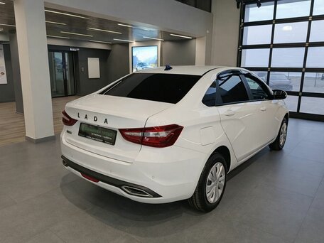 2024 Lada (ВАЗ) Vesta I Рестайлинг (NG), белый, 1279000 рублей, вид 4