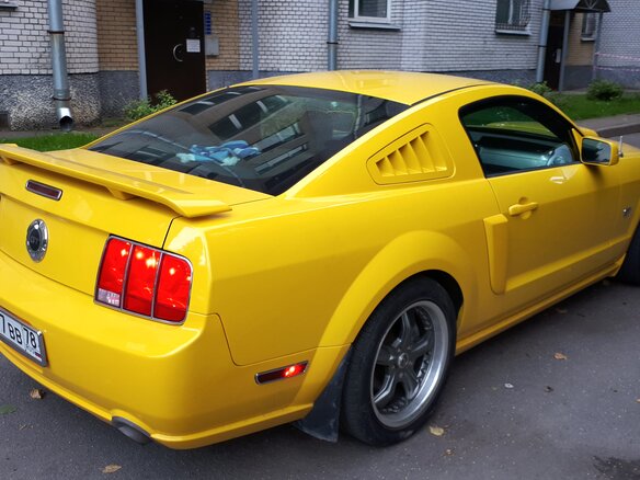 2005 Ford Mustang V, жёлтый - вид 4