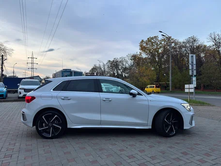 2023 Audi A3 Sportback 35 TFSI IV (8Y), белый, 2450000 рублей, вид 4