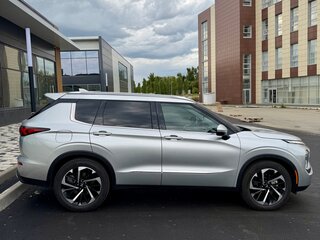 2021 Mitsubishi Outlander IV, серый, 3100000 рублей, вид 4