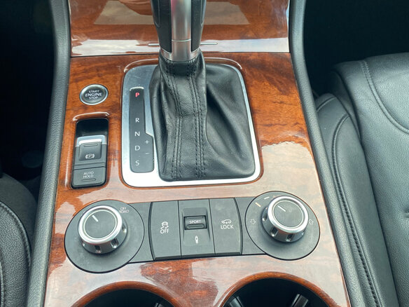 2010 Volkswagen Touareg II, чёрный, 2450000 рублей - вид 20