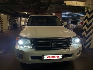 2014 Toyota Land Cruiser 200 Series Рестайлинг 1, белый, 5750000 рублей, вид 3