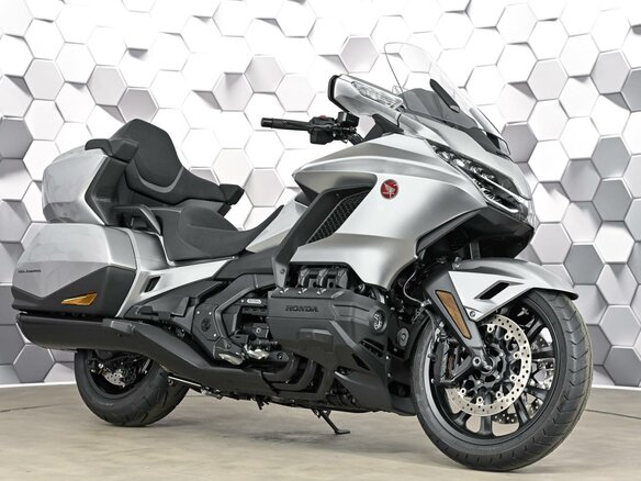 2025 Honda GL 1800 Gold Wing, серебристый, 3649000 рублей