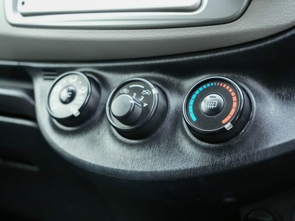 2012 Toyota Vitz III (XP130), серый, 810000 рублей - вид 16