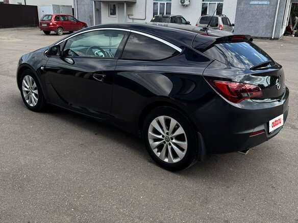 2013 Opel Astra GTC J Рестайлинг, чёрный - вид 2