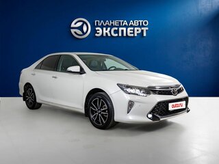 2017 Toyota Camry VII (XV50) Рестайлинг 2, белый, 2649000 рублей, вид 3