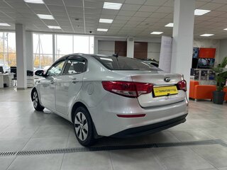 2017 Kia Rio III Рестайлинг, серебристый, 800000 рублей, вид 3