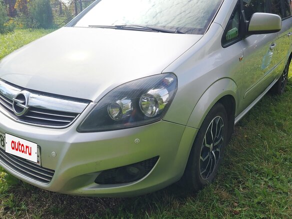 2013 Opel Zafira B Рестайлинг, серебристый