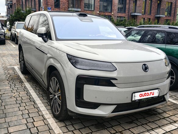 2025 Denza N9 46.9 kWh, серебристый, 7500000 рублей - вид 2