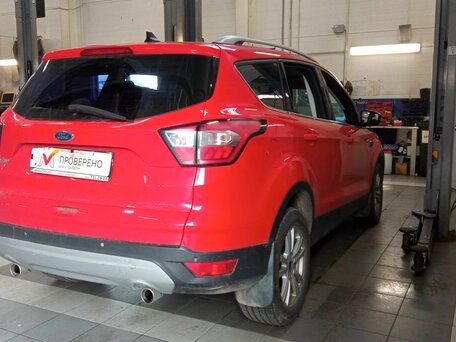 2017 Ford Kuga II Рестайлинг, красный, 1440000 рублей, вид 3