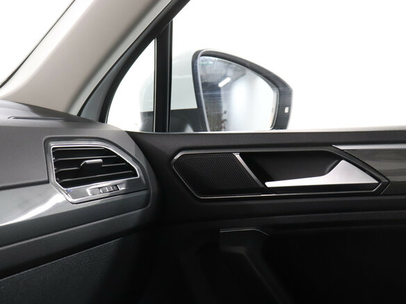 2018 Volkswagen Tiguan II, белый - вид 20