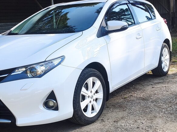 2013 Toyota Auris II, белый, 1450000 рублей - вид 1